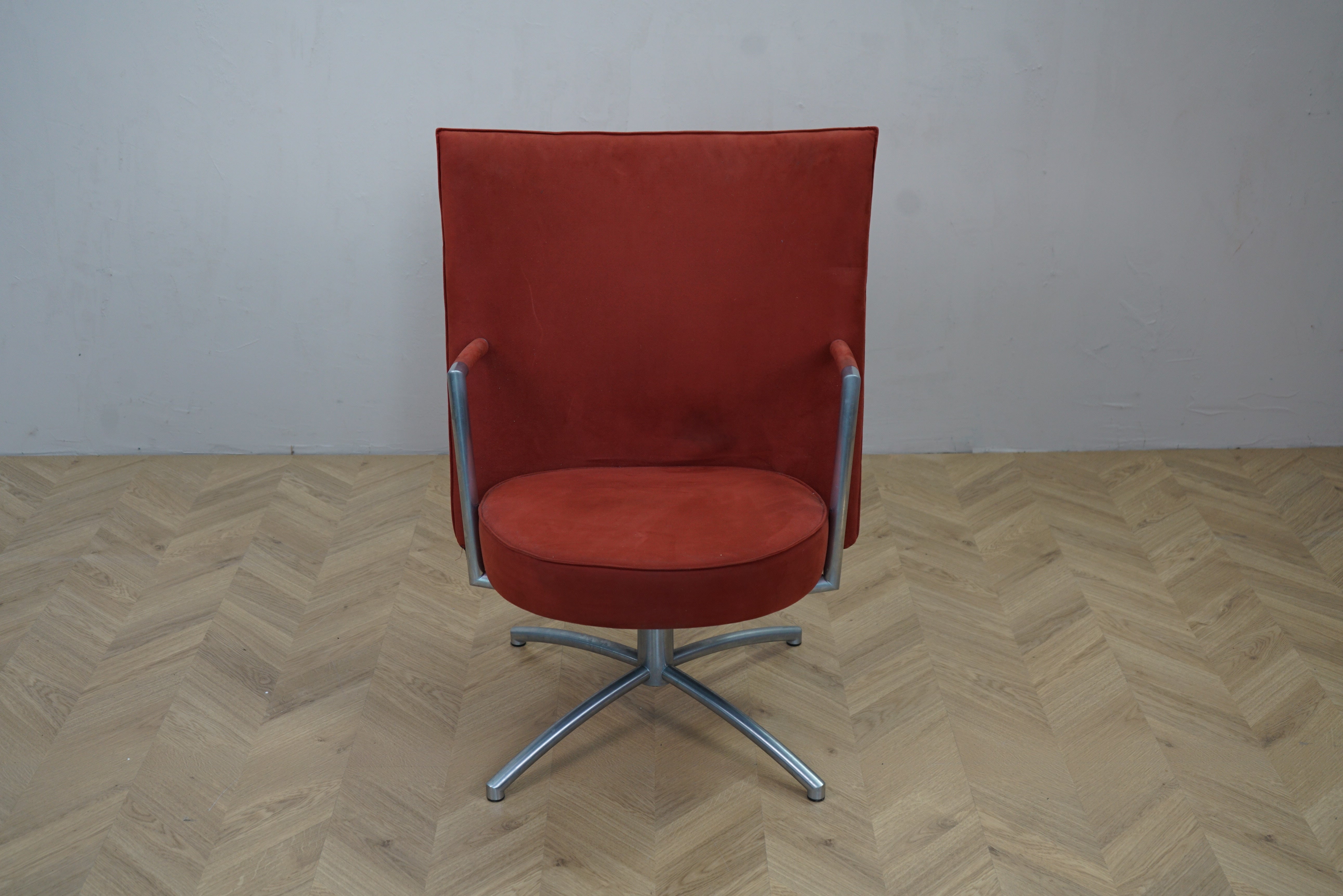 Erik Jørgensen loungestol i rød velour med høj ryg, armlæn og drejefod set forfra